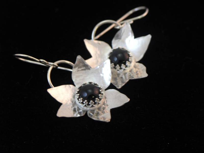 Peyton - Schwarzer Onyx, Sterlingsilber Gehämmert Blume, Sterling Silber Ohrhaken Peyton - Schwarzer Onyx, Sterlingsilber Gehämmert Blume, Sterling Silber Ohrhaken von CrystalWaveDesigns