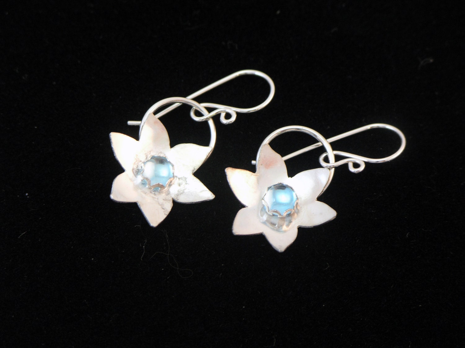 Rosanna - Schweizer Blue Topas-Cabochon, Sterling Silber, Gewölbte Blume, Silber Earwire Rosanna - Schweizer Blue Topas-Cabochon, Sterling Silber, Gewölbte Blume, Silber Earwire von CrystalWaveDesigns