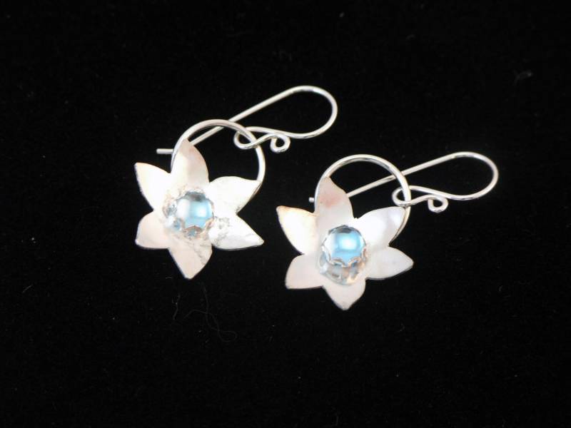 Rosanna - Schweizer Blue Topas-Cabochon, Sterling Silber, Gewölbte Blume, Silber Earwire von CrystalWaveDesigns