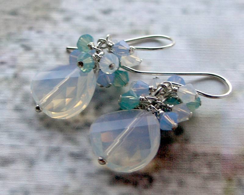 Tracey - Swarovski Kristall, Ohrringe, Weisser Opal, Crystal Twist, Sterlingsilber Feststellung & Aus Tracey - Swarovski Kristall, Ohrringe, Weisser Opal, Crystal Twist, Sterlingsilber Feststellung & Aus von CrystalWaveDesigns