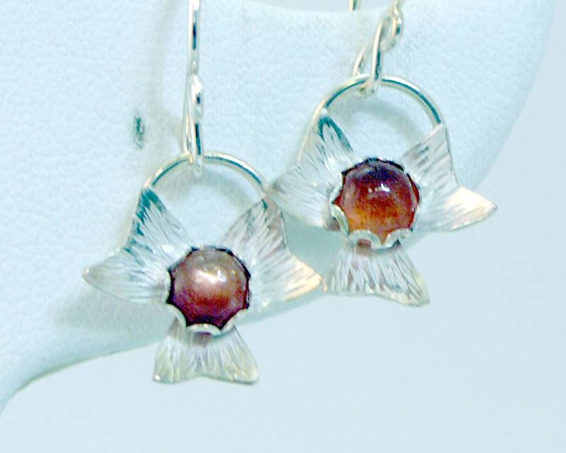 Wendy - Sonnenstein Cabochon, Sterlingsilber Gehämmert Blume, Sterling Silber Earwire Wendy - Sonnenstein Cabochon, Sterlingsilber Gehämmert Blume, Sterling Silber Earwire von CrystalWaveDesigns