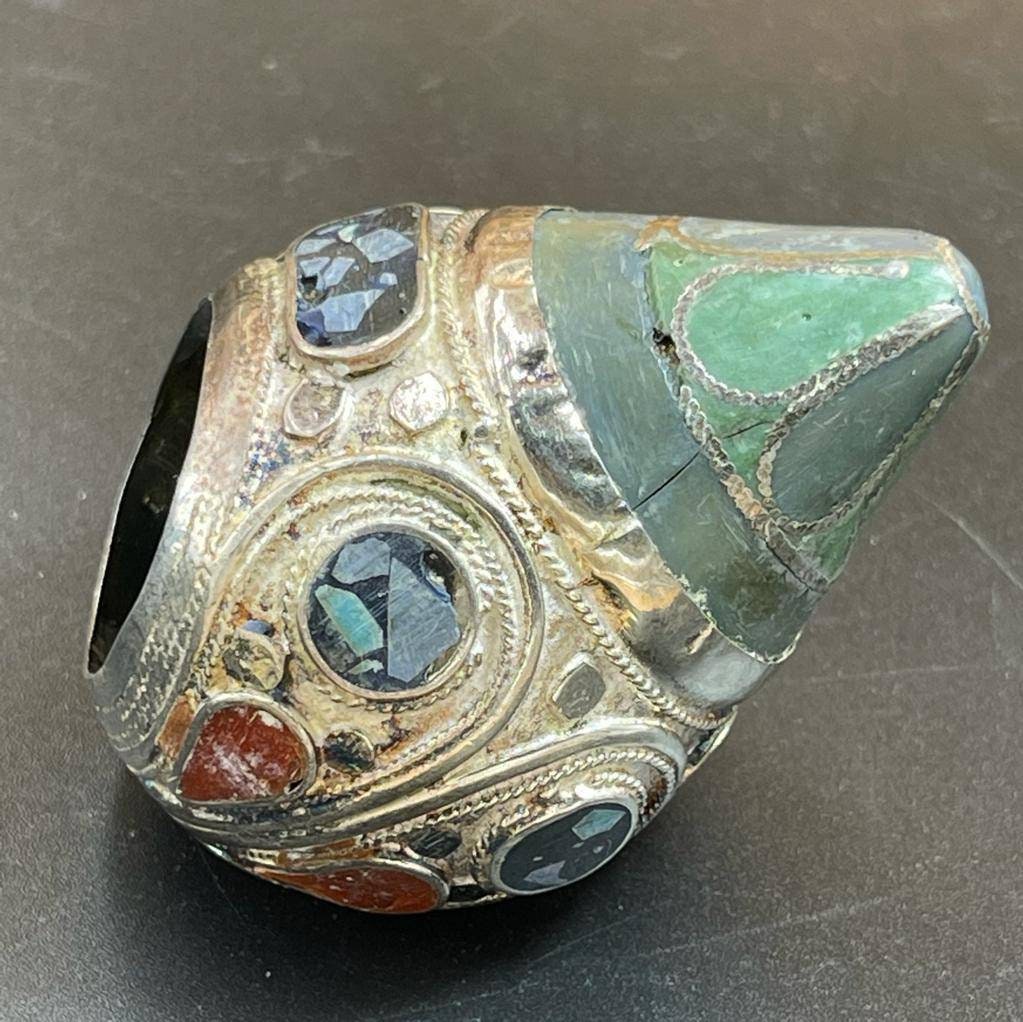 Einzigartiger Antiker Traditioneller Nachmittelalterlicher Riesiger Messing Verzierter Ring Mit Mehreren Steineinsätzen Seltenes Stück von CrystalballStore