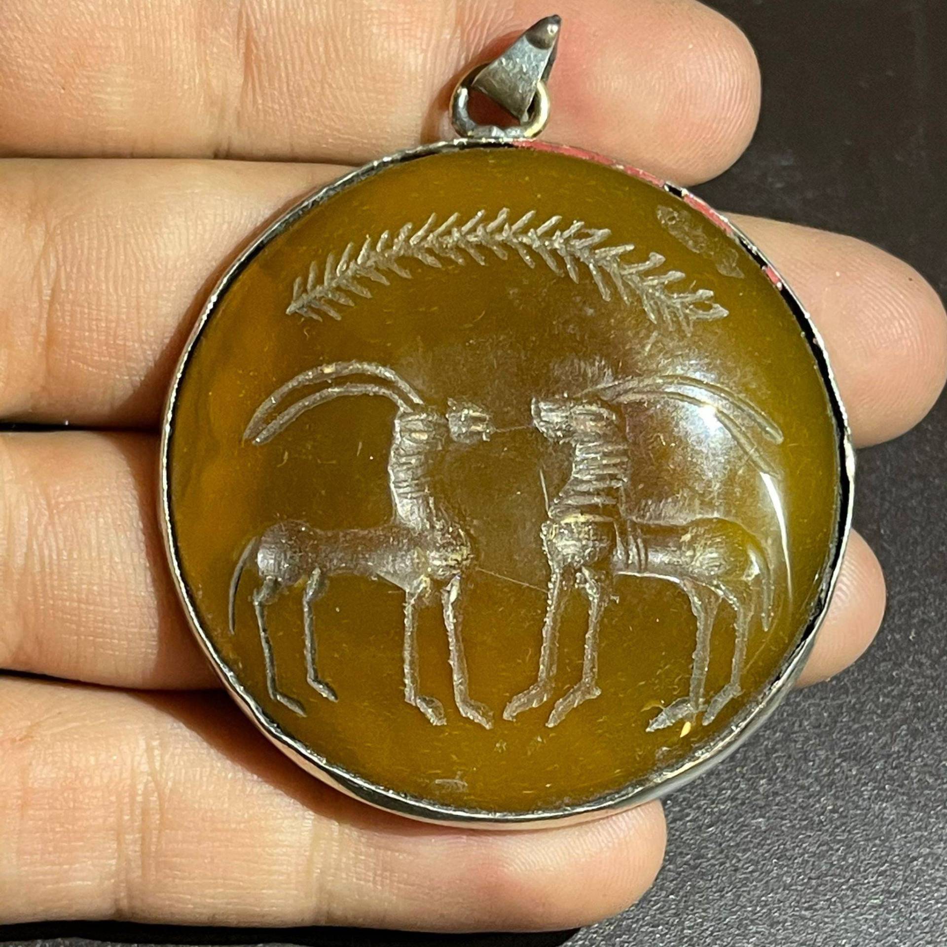 Naher Osten Alter Achat Intaglio Stein Alte Messing Rehe Tiere Graviert Anhänger Tragbar von CrystalballStore