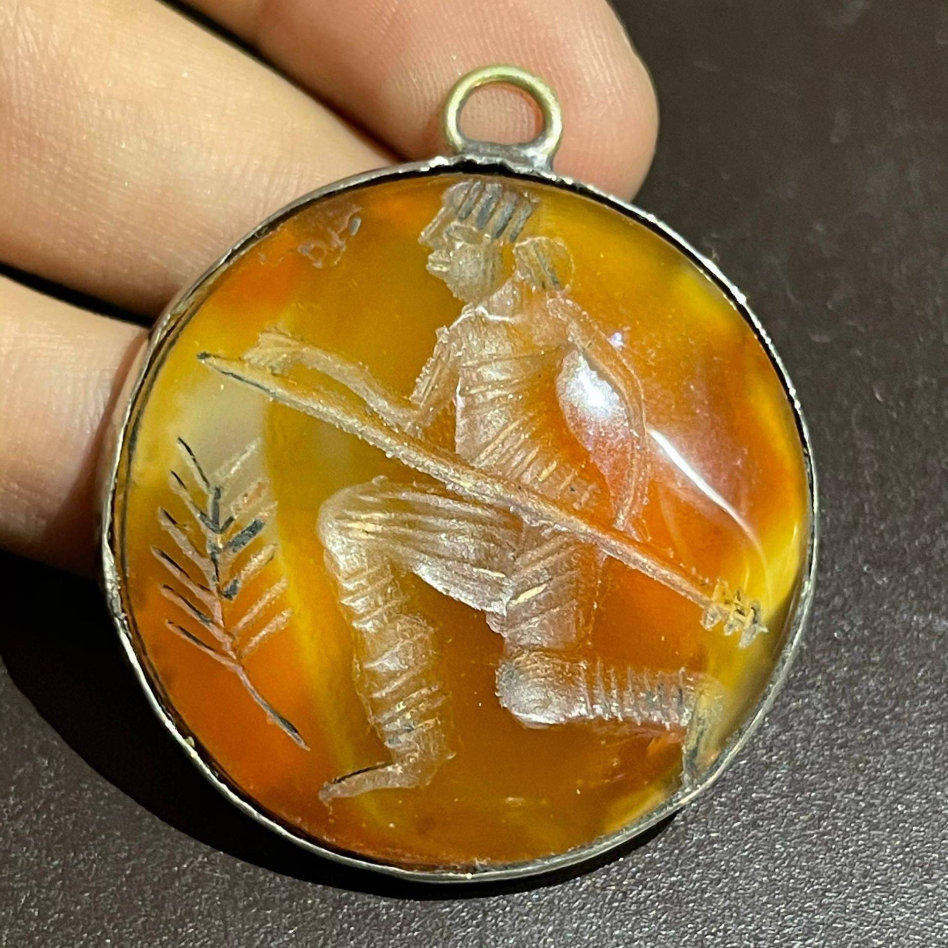 Naher Osten Alter Achat Intaglio Stein Messing Kämpfer Anhänger von CrystalballStore