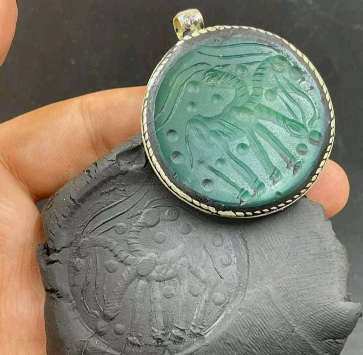 Wunderschöne Antiker Alter Natürlicher Achat Intaglio Messing Schöner Amuelt Anhänger von CrystalballStore