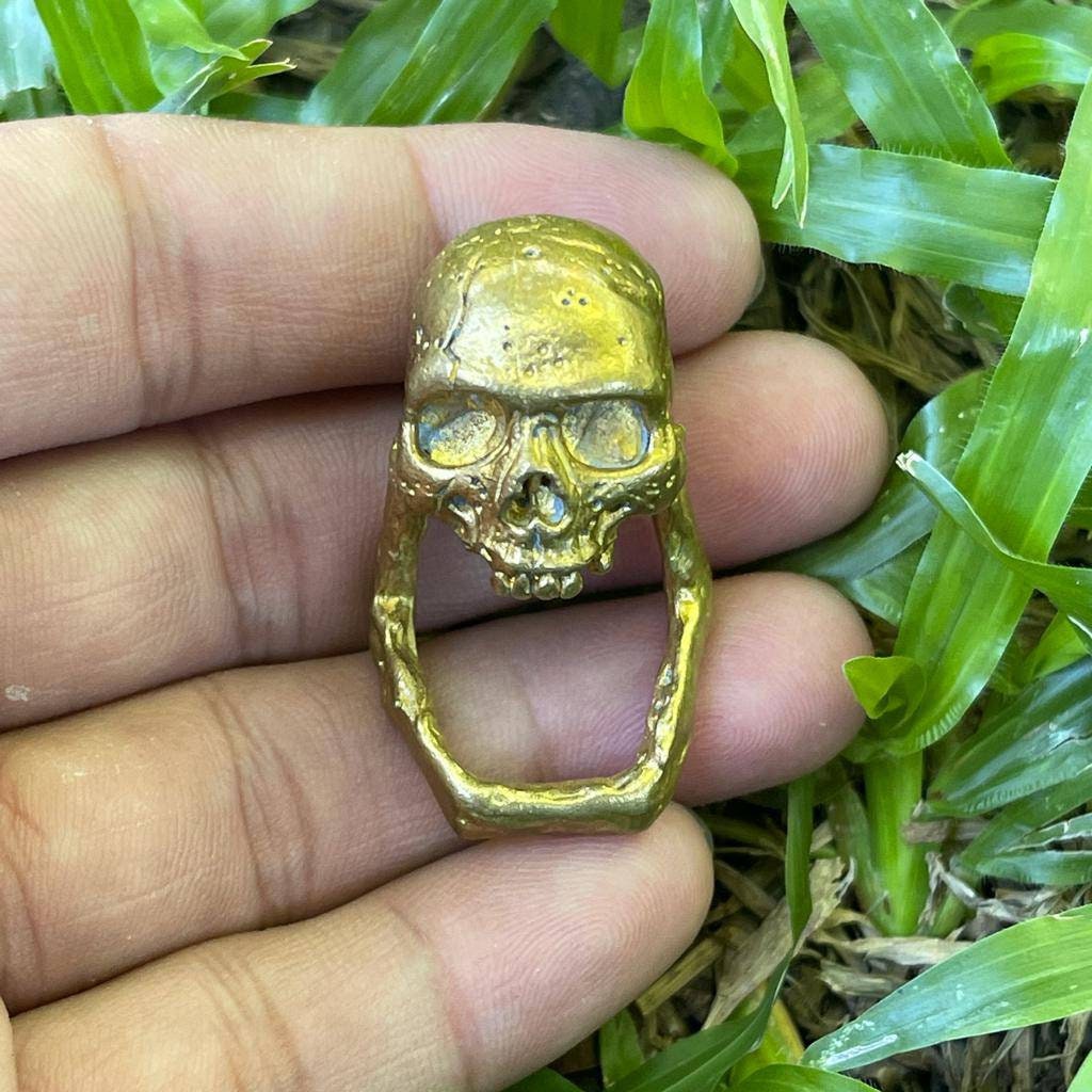 Wunderschöner Antiker Naher Osten Altgold Vergoldung Bronze Unikat Ring Mit Totenkopf Kopf Lünette von CrystalballStore