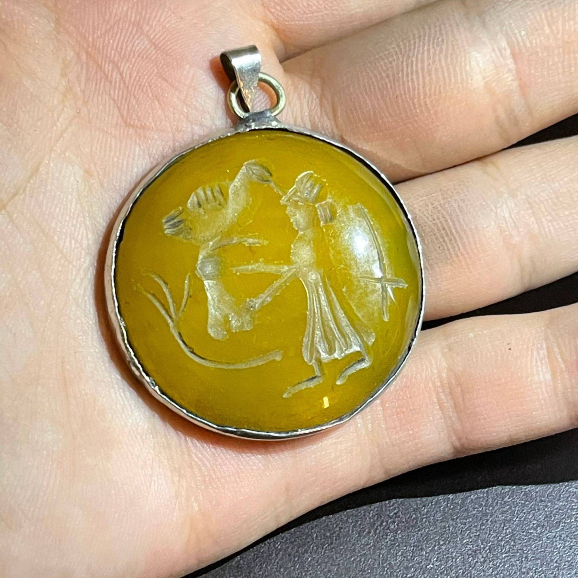 Wunderschöner Nahöstlicher Alter Achat Intaglio Stein Einzigartiger Anhänger von CrystalballStore