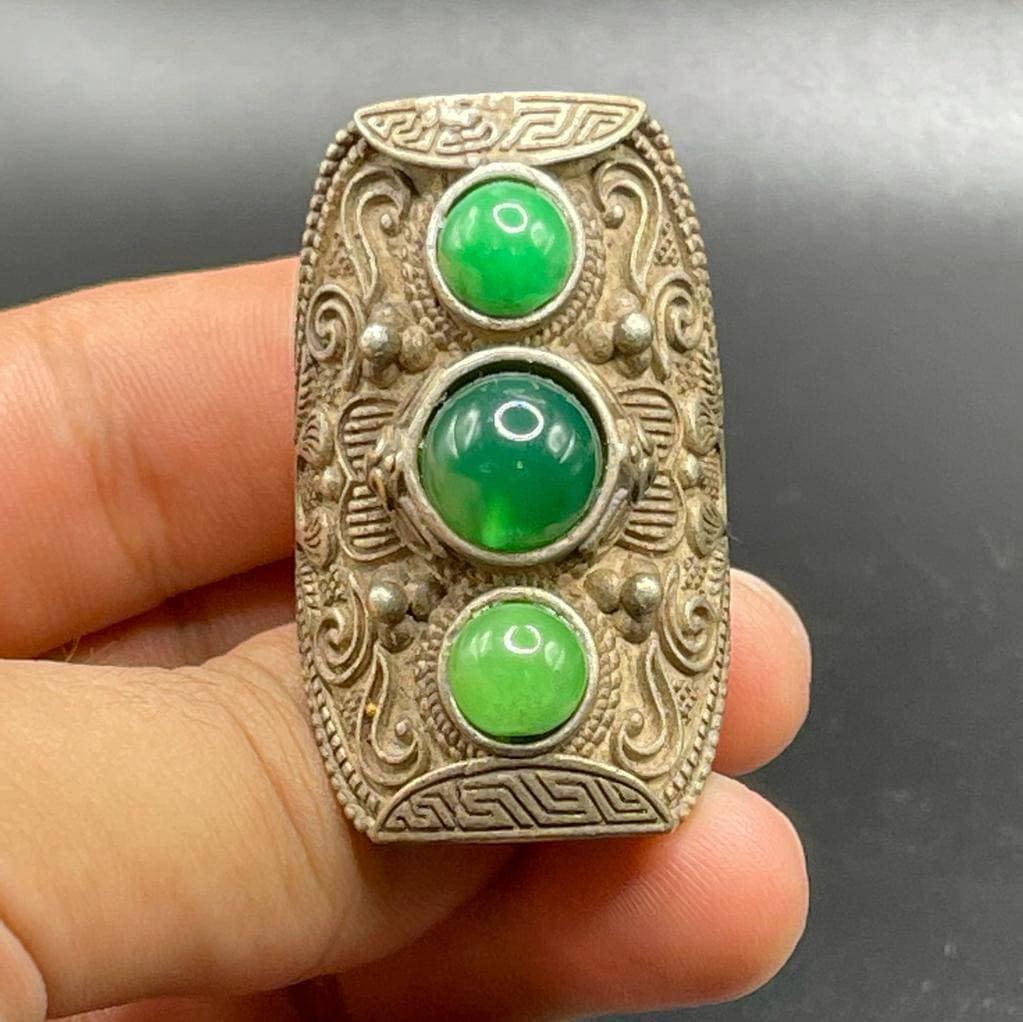 Wunderschöner Uralter Chiness Alte Bronze Wundervoller Ring Mit Alten Grünen Jade Steineinsätzen von CrystalballStore