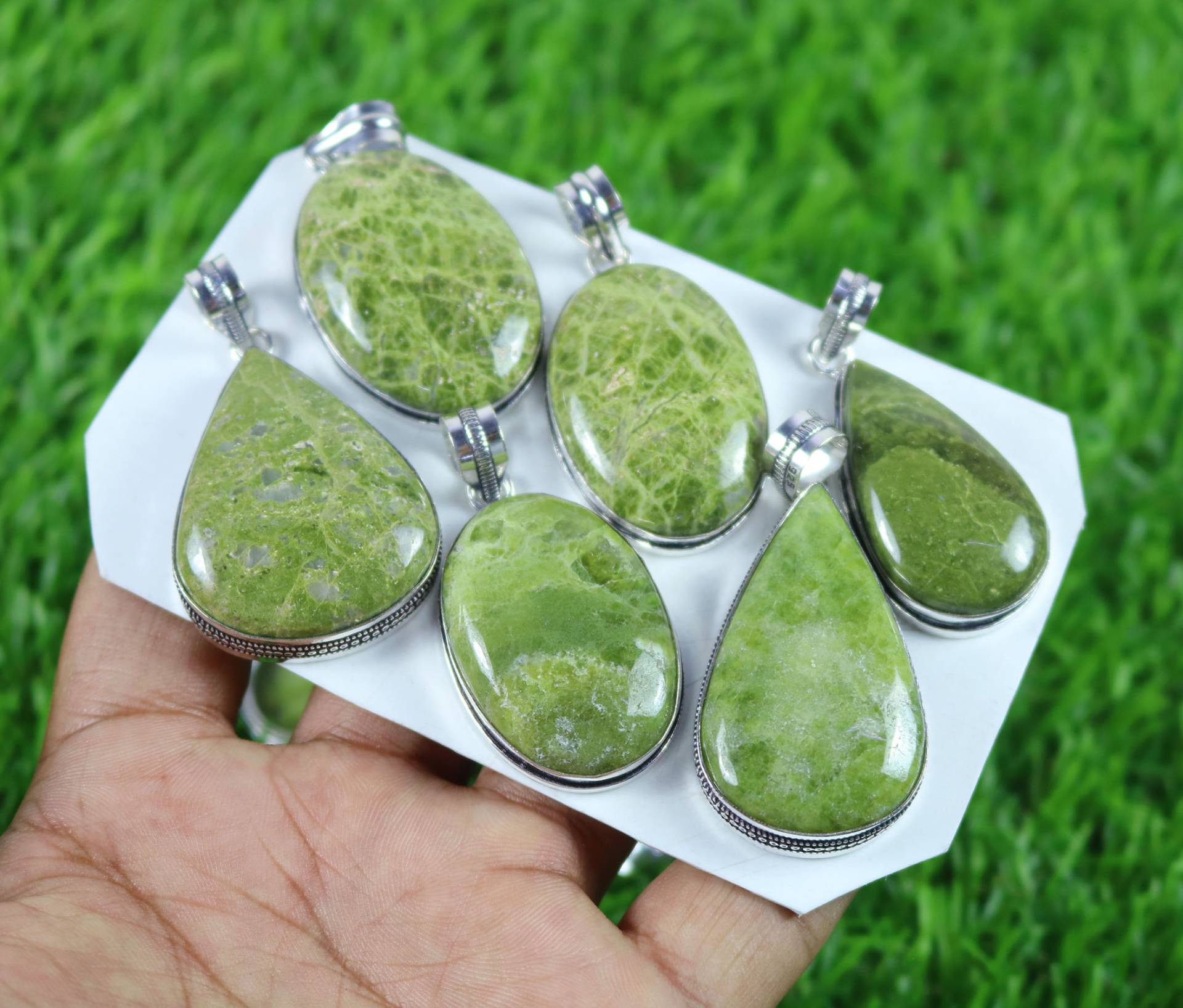 Anziehender Natürlicher Grüner Nephrit Jade Edelstein Versilbert Anhänger, Exklusiver Stein Anhänger Schmuck Anziehender Natürlicher Grüner Nephrit Jade Edelstein Versilbert Anhänger, Exklusiver Stein Anhänger Schmuck von Crystalgems2020