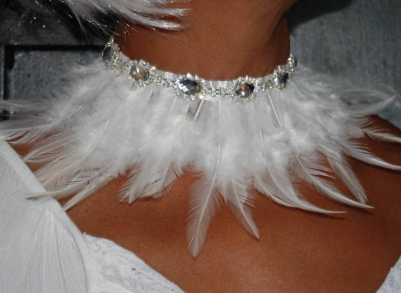 Halsband Mit Weißen Federn Und Großem Diamant, Glitzernde Kristallsteine. Toller Schmuck Zum Überdecken Des Ausschnitts Halsband Mit Weißen Federn Und Großem Diamant, Glitzernde Kristallsteine. Toller Schmuck Zum Überdecken Des Ausschnitts von CrystalsandFeatherES