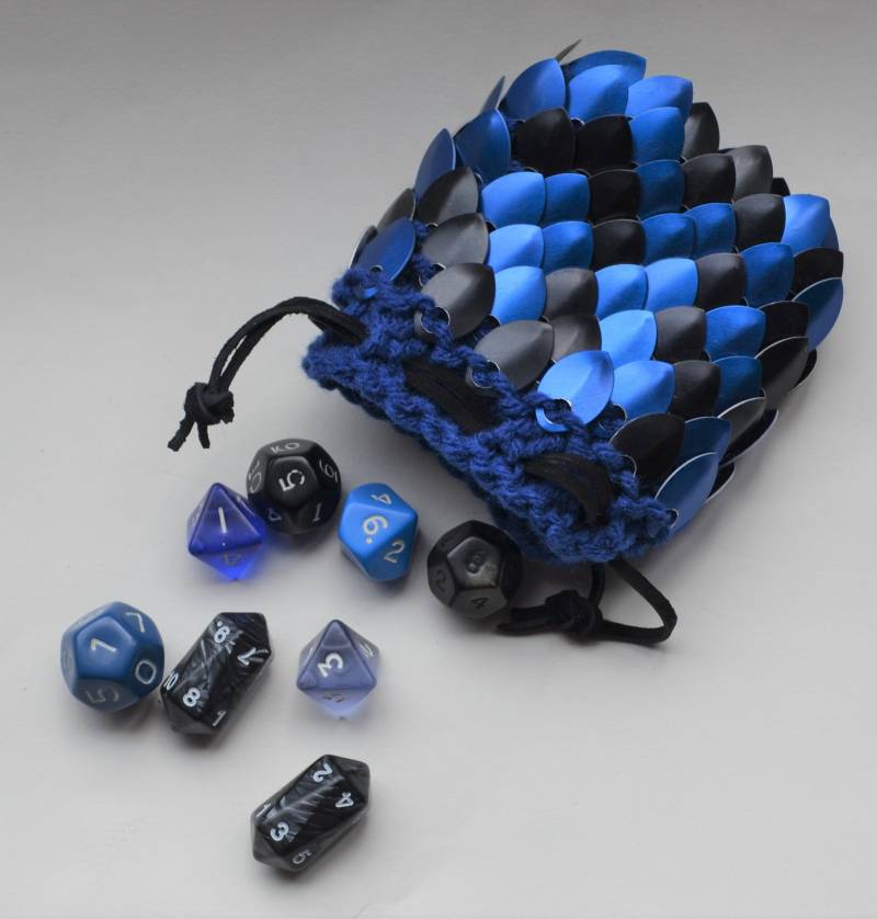 Dragon Scale Würfeltasche Aus Gestrickter Drachenhaut in Blau Und Schwarz von Crystalsidyll