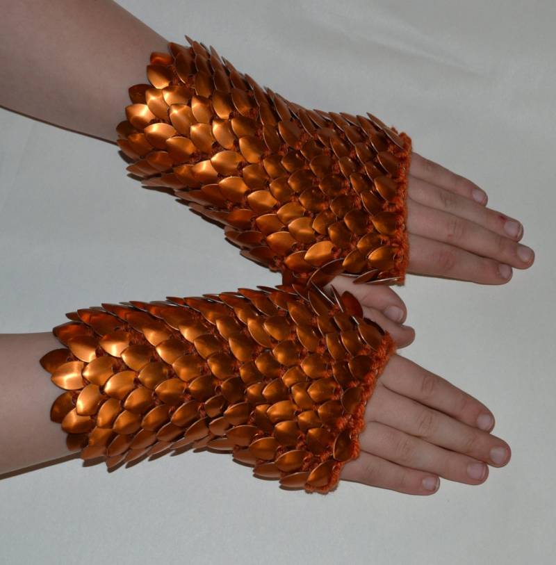 Scale-Maille Panzerhandschuhe Aus Gestricktem Drachenleder Orange von Crystalsidyll