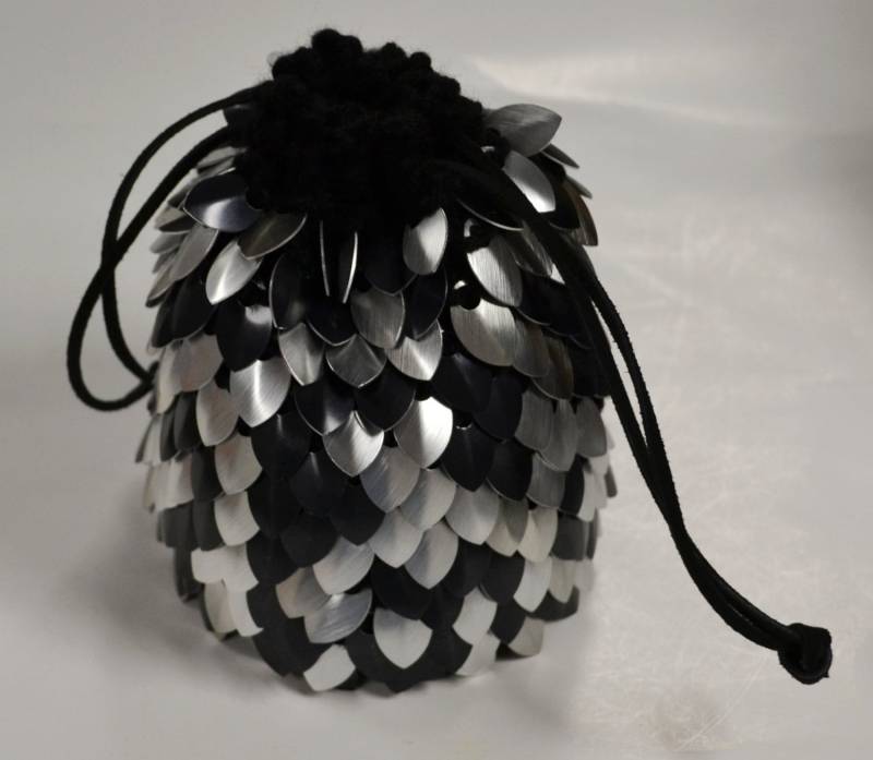 Schuppenpanzer Rüstungswürfelbeutel Mit Gestrickter Drachenhaut in Silber Und Schwarz von Crystalsidyll