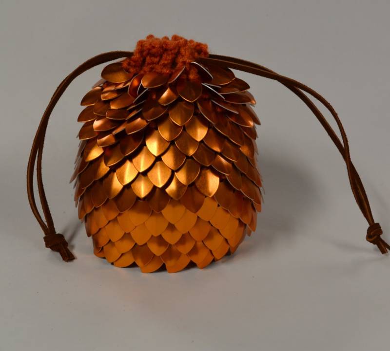 Schuppenpanzer Würfeltasche Der Haltung in Gestrickter Drachenhaut-Rüstung Orange Extragroß von Crystalsidyll