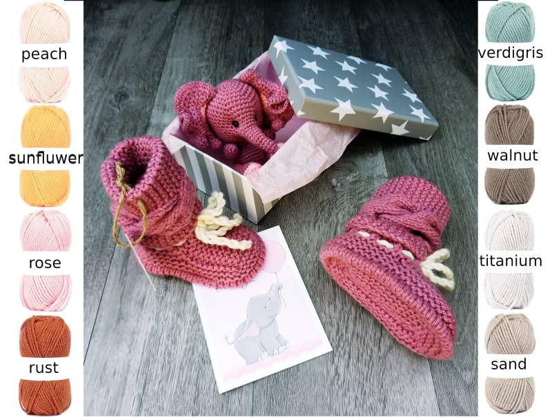 Neugeborene Geschenkbox. Set Mit Gestrickte Baby Booties Und Elefant Amigurumi von CrystalstarsDesign