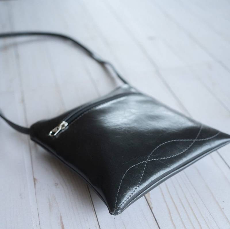 Kleine Schwarze Crossbody-Tasche Aus Veganem Leder, Wasserdichte Geldbörse, Maschinenwaschbare Kleine Tasche Kleine Schwarze Crossbody-Tasche Aus Veganem Leder, Wasserdichte Geldbörse, Maschinenwaschbare Kleine Tasche von CrystalynKae