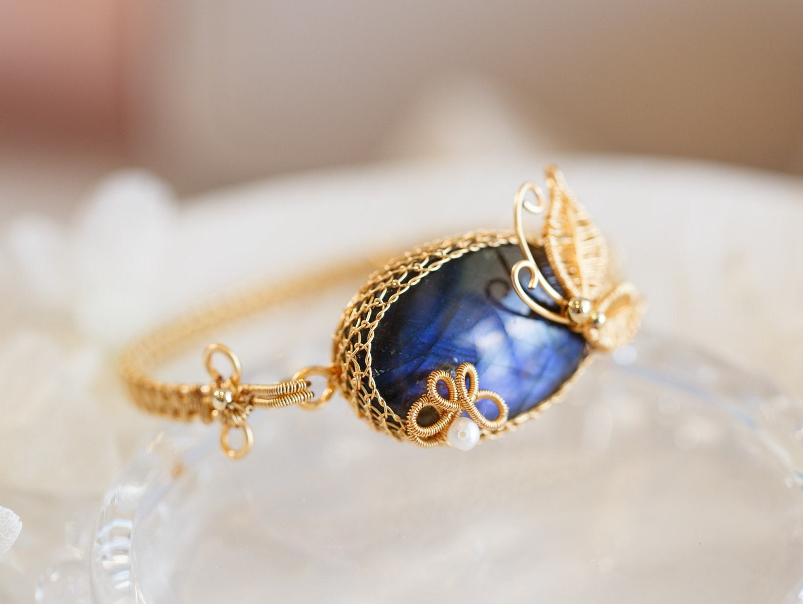 Alameda Blauer Labradorit Schmetterling Armreif Alameda Blauer Labradorit Schmetterling Armreif von CubicJewels