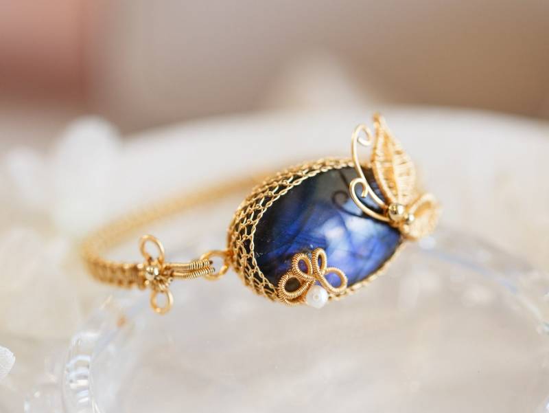Alameda Blauer Labradorit Schmetterling Armreif von CubicJewels