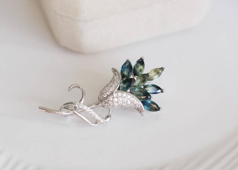 Blessing Bi-Color Sapphire Silber Brosche von CubicJewels