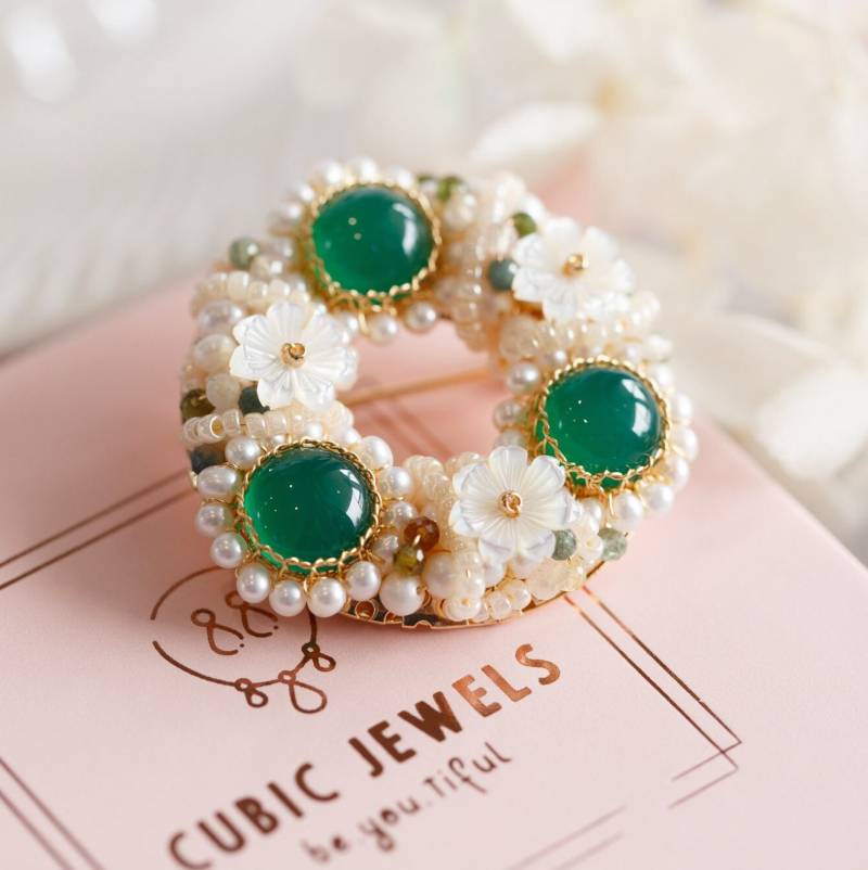 Kaelie Glückskranz Brosche Aus Grünem Chalcedon Kaelie Glückskranz Brosche Aus Grünem Chalcedon von CubicJewels