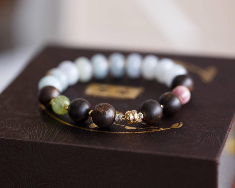 Nezetta Agarholz Und Jadeit Feicui Chakra Armband von CubicJewels