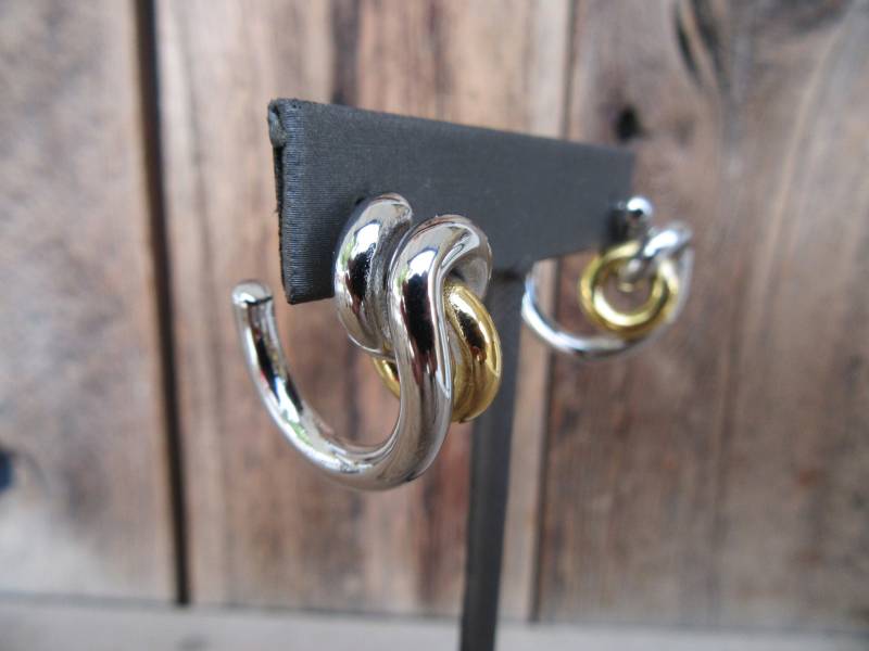 90Er Jahre Chunky Curlicue Creolen | Modernist Swirl Geometric Two Tone Mixed Metal Silber Und Gold Ton Korkenzieher Statement von Cucarachaz