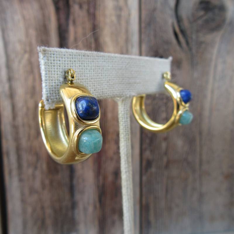 90Er Jahre Goldfarbene Creolen | Bejeweled Multicolor Cabochon Chunky Lever Back Modernist Breite Reifen 90Er Jahre Goldfarbene Creolen | Bejeweled Multicolor Cabochon Chunky Lever Back Modernist Breite Reifen von Cucarachaz