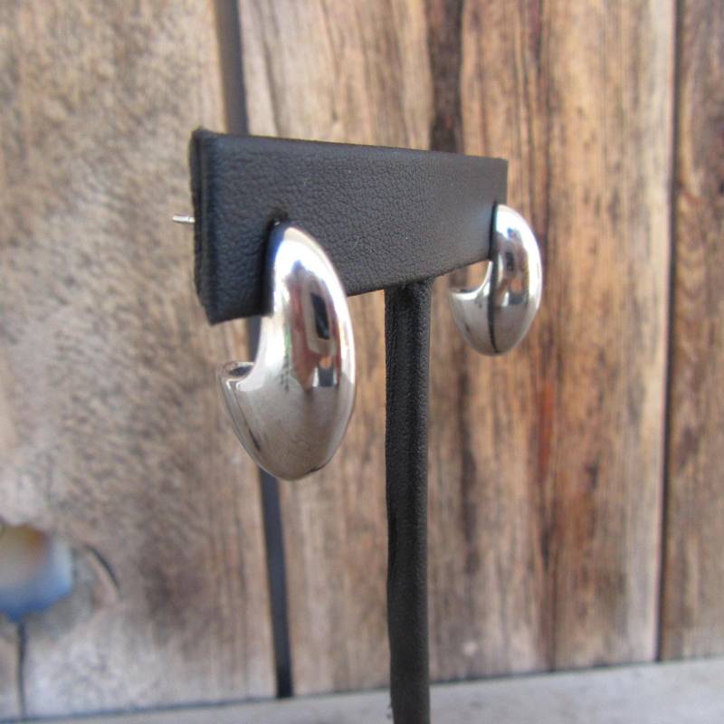 90Er Jahre Ohrhänger | Glänzende Silberfarbene Halb-Creolen Modernist Haken Regal Ohrringe von Cucarachaz