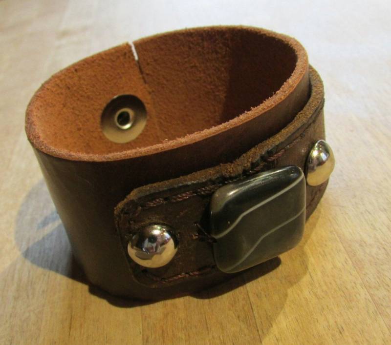 Braune Ledermanschette Mit Schwarzer Steinperle Und Metall-Nieten von CuckooBeeCreations