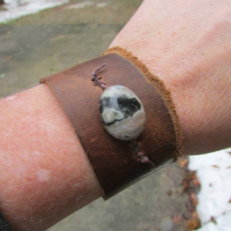 Braunes Lederarmband Mit Grauen Und Schwarzen Stein Perle Braunes Lederarmband Mit Grauen Und Schwarzen Stein Perle von CuckooBeeCreations