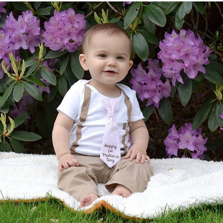 1. Muttertag Outfit Baby Jungen Outfit, Erster Muttertag, Mamas Kleiner Mann, Mann Krawattenträger, Neugeborenen Geschenk von CuddleSleepDream