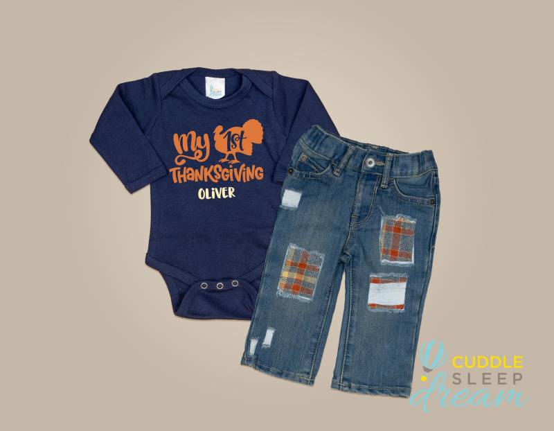 Baby Boy 1st Thanksgiving Outfit. Mein 1. Erntedank-Body & Jeans. Personalisierter Name Mit Truthahn. Neugeborenes. Zerstörter Denim von CuddleSleepDream