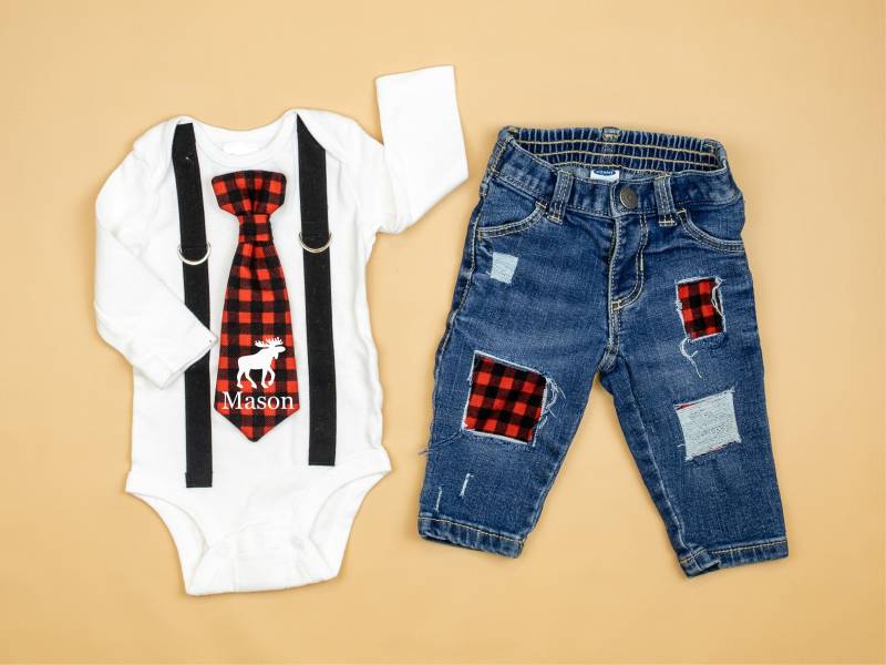 Baby Boy 1st Weihnachtsoutfit Personalisiert. Büffel Kariert. Aufnäher Jeans Denim. Karo. Fliege Und Hosenträger. Nb 3M 6M 9M 12M Elch von CuddleSleepDream