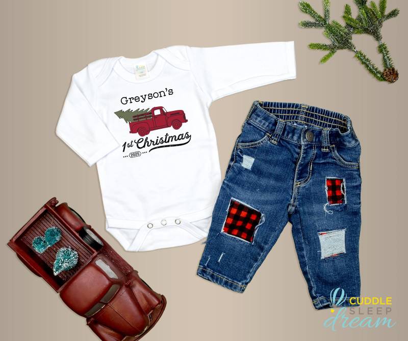 Baby Boy 1st Weihnachtstruck Outfit Mit Jeans. Personalisierter Name Und Jahr 2025. Bauernhof. Neugeborener Säugling Junge. Büffel Kariert von CuddleSleepDream