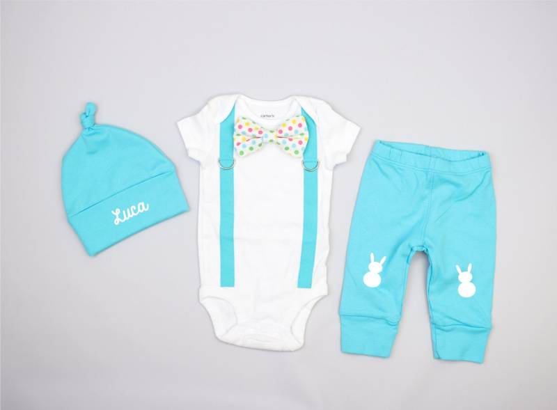Baby Boy Ostern Outfit Mit Knotenmütze Und Knotenmütze. Aqua. Namen. Fliege Hosenträger. Neugeborener Junge. 1.ostern. Hosen. Set. Bild von CuddleSleepDream