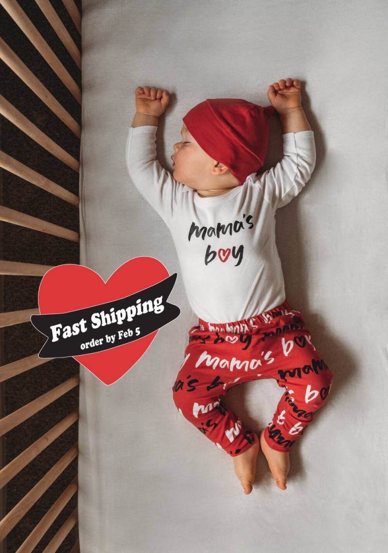 Baby Boy Valentinstag Outfit. Mamas Jungen Outfit Shirt. Muttertag Neugeborenen Junge Nach Hause Kommen Outfit, 1st Valentines, Säugling von CuddleSleepDream