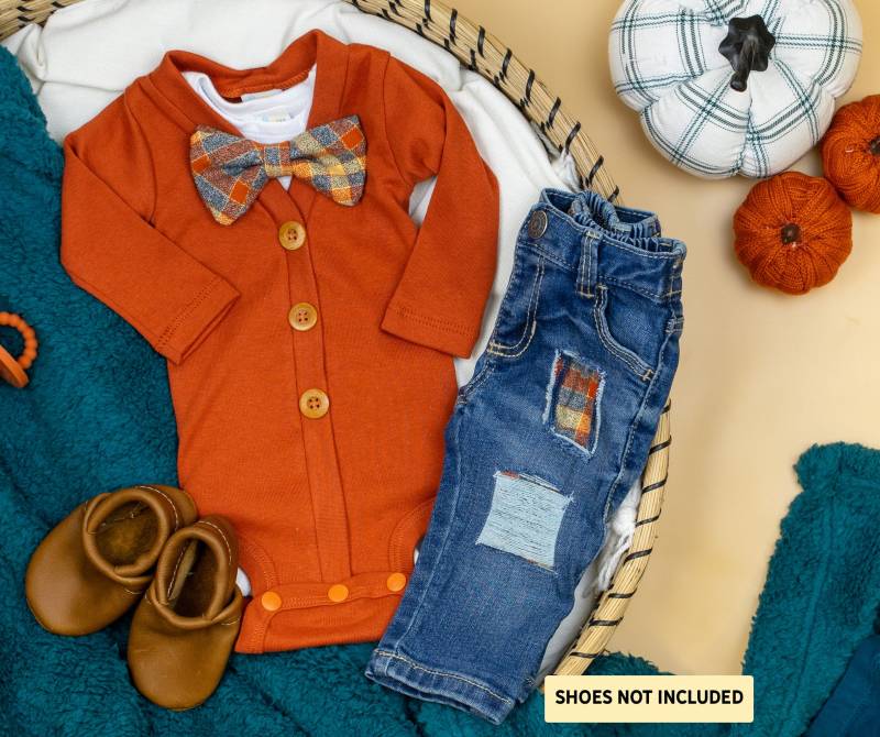 Baby-Herbstkleidung. Gediegenes Gentleman Outfit. Jeans Denim. Herbst Strickjacke & Fliege Orange Kariert, Neugeborene Jungen Outfits von CuddleSleepDream