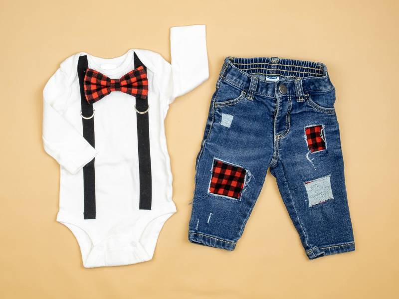 Baby Jungen Krawatte Und Hosenträger Outfit Für Weihnachten. Büffel Karierte Krawatte. Zerstörte Aufnäher Jeans Denim. Karo. Fliege. Herr von CuddleSleepDream
