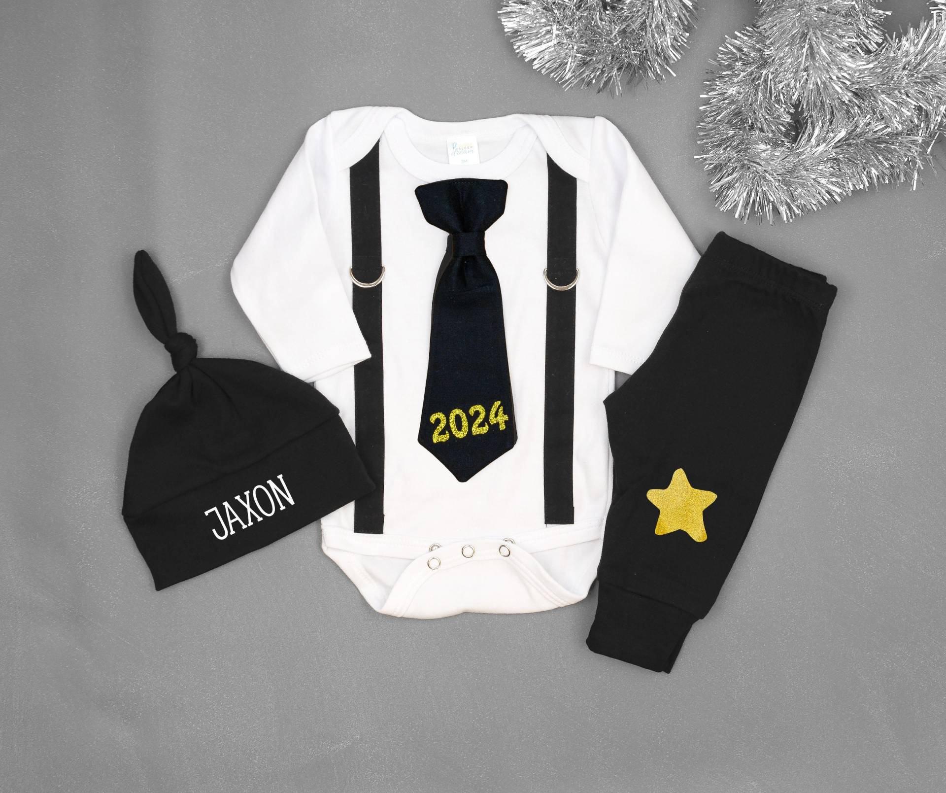Baby Jungen Silvester Outfit. Krawatte Und Hosenträger. Dapper. Neujahr Shirt. 2024 Babykrawatte. Schwarz Gold. Neugeborene von CuddleSleepDream