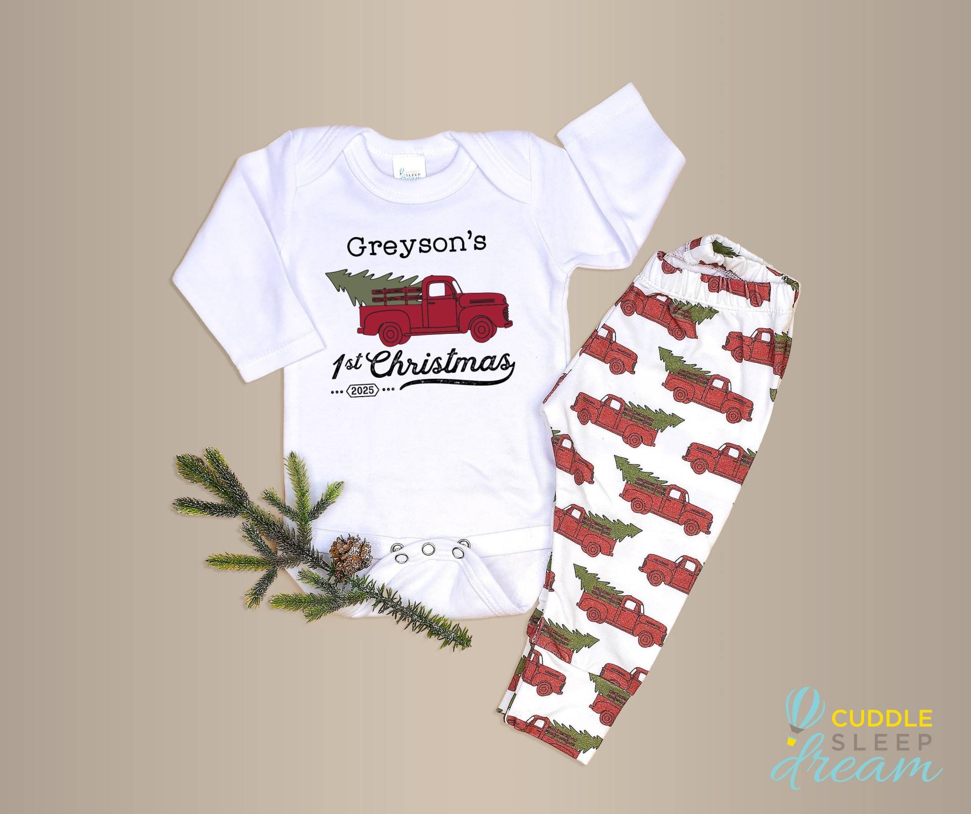 Baby Jungen Weihnachts Outfit. 1.weihnachten Personalisiert. Jahr 2025 Buffalo Karierter Lkw Und Name Shirt. Bauernhof. Neugeborener Säugling Junge von CuddleSleepDream