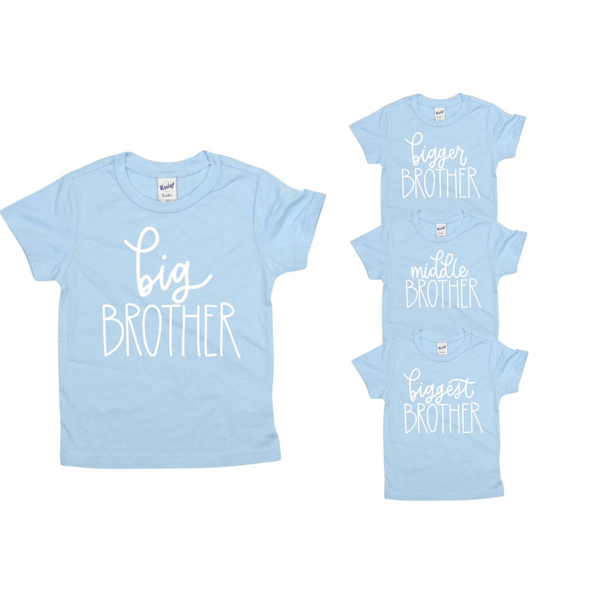 Big Brother T-Shirt/Hellblau, Schrift, Weiss Großer Bruder Ankündigung, Mittlerer Bruder, Größerer Größter T-Shirts von CuddleSleepDream