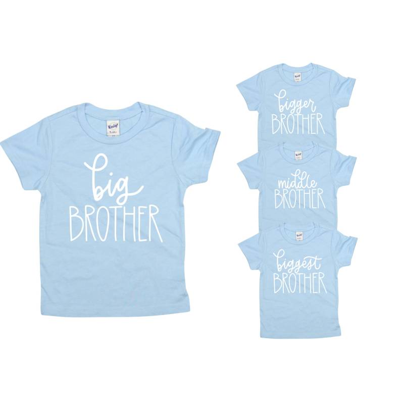 Big Brother T-Shirt/Hellblau, Schrift, Weiss Großer Bruder Ankündigung, Mittlerer Bruder, Größerer Größter T-Shirts von CuddleSleepDream