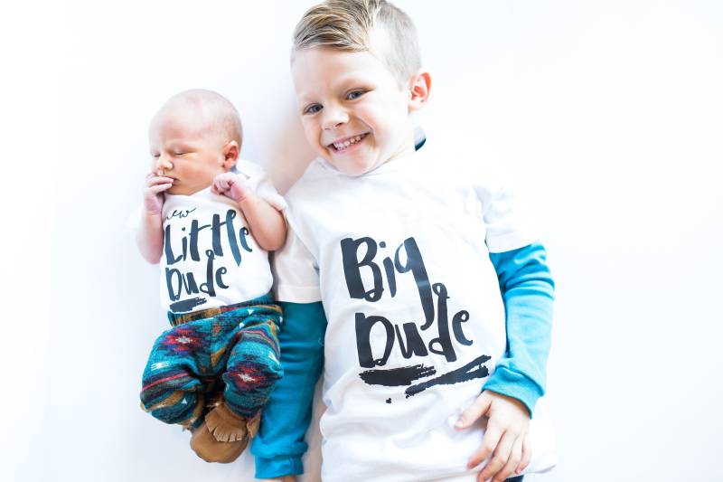 Bruderhemden. Großer Bruder Kleiner Bruder. Big Brother Ankündigung Shirt. Tshirt. Coming Home Outfit Newborn Monochrome von CuddleSleepDream
