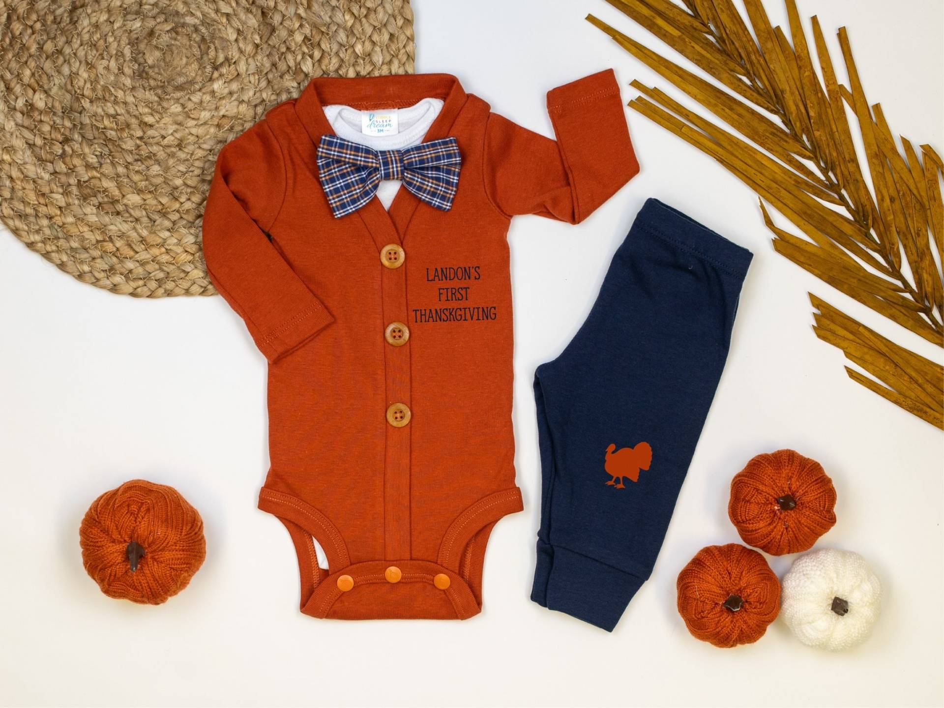 Erstlings Thanksgiving Outfit Für Baby Boy. Strickjacke Bodysuit Mit Fliege. Neugeborener Junge. Erntedank-Kleidung. Personalisiert, Individuell von CuddleSleepDream