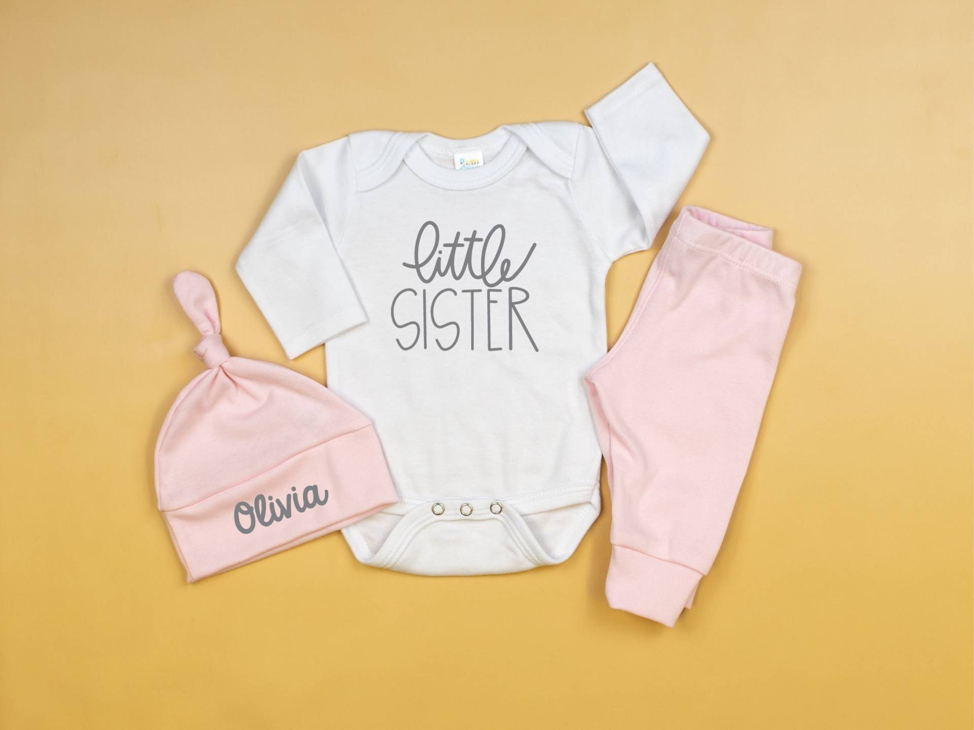 Kleine Schwester Outfit, Baby Mädchen Coming Home Personalisiertes Outfit Und Mütze, Shower Geschenk, Rosa von CuddleSleepDream