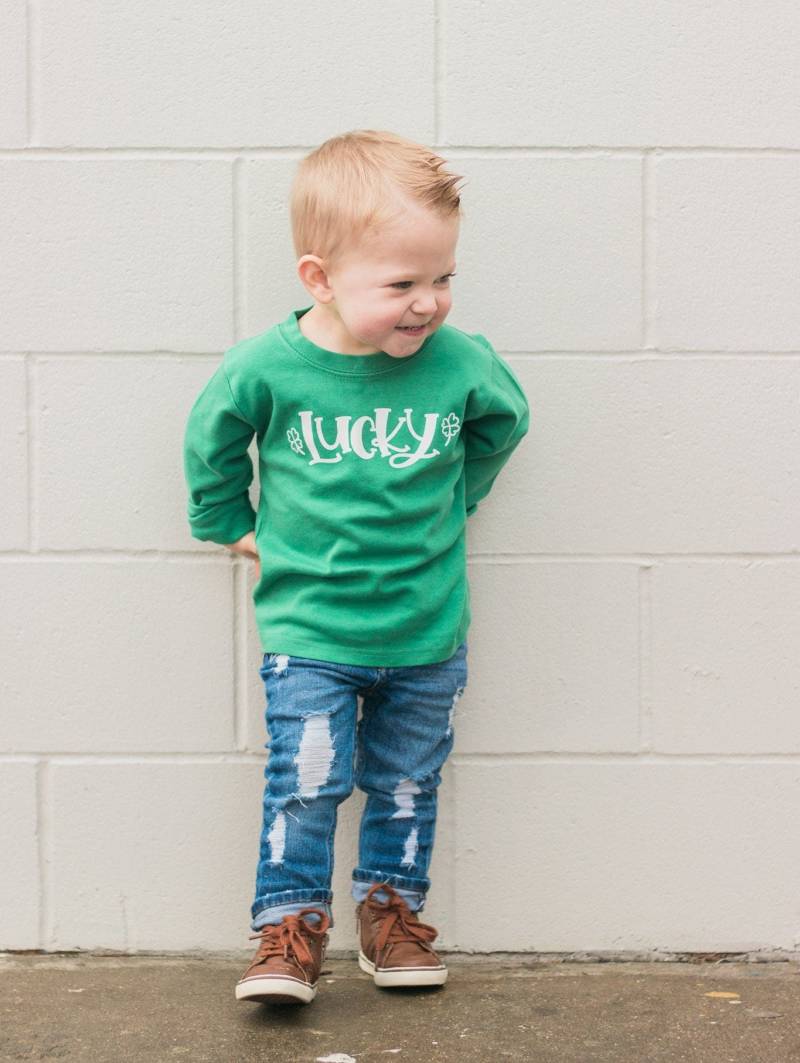 Kleinkind Jungen St Patricks Day Shirt. Glückspilz Shirt Junge. Grünes Hemd. Kinder. Baby Boy St. Paddys Outfit von CuddleSleepDream