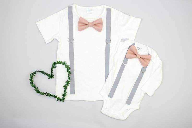 Light Grey Hosenträger/Blush Rosa Fliege. Baby Boy Dress Kleidung. Kleinkind-Jungen-Hochzeits-Outfit. Bild Outfit. Ringträger. Neugeborene. 2T 3T von CuddleSleepDream