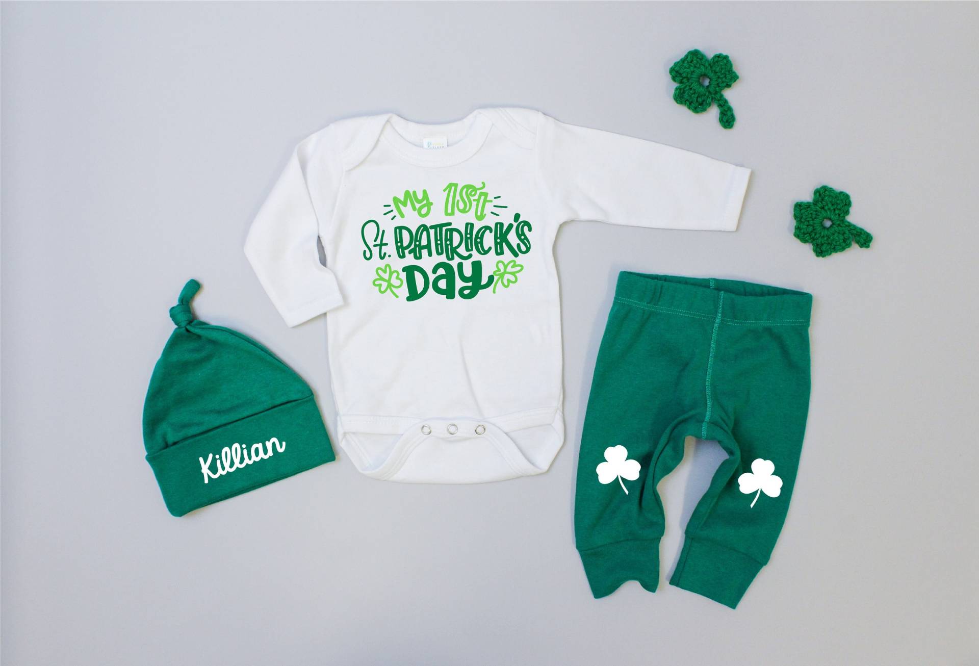 Neugeborenes Jungen-Outfit Zum 1. St. Patrick's Day. Coming Home Outfit März. Grün. Baby Boy Patty's Personalisierte Knotenmütze von CuddleSleepDream