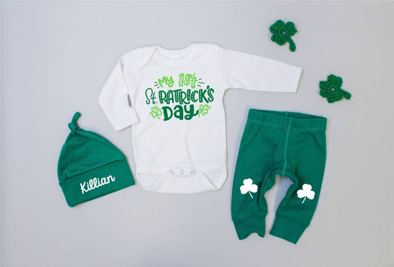 Neugeborenes Jungen-Outfit Zum 1. St. Patrick's Day. Coming Home Outfit März. Grün. Baby Boy Patty's Personalisierte Knotenmütze von CuddleSleepDream
