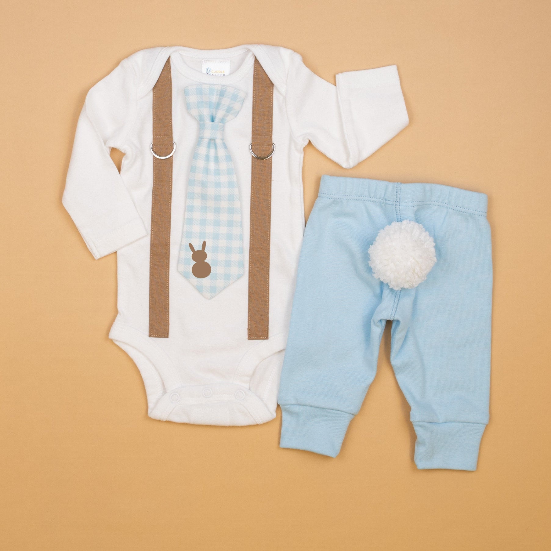 Oster Outfit Baby Jungen. Himmelblau. Neugeborenen Junge, Hasen Outfit, Säugling Junge. Osterkrawatte Und Hosenträger Body. Fotorequisite von CuddleSleepDream